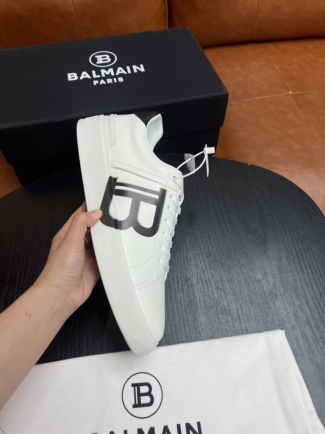 实价 Balmain巴尔曼b-Skate运动鞋 B-Skate 白色进口牛皮运动鞋 ，鞋面饰有白色鞋带，皮革拼接鞋舌点缀 Balmain 徽标， 白色鞋底饰有同